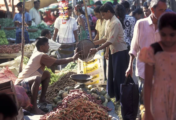 The market in the town of Hikkaduwa — Stock Photo, Image