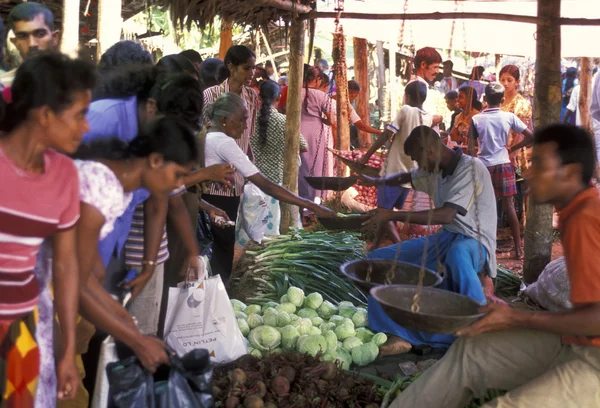 De markt in de stad van Hikkaduwa — Stockfoto