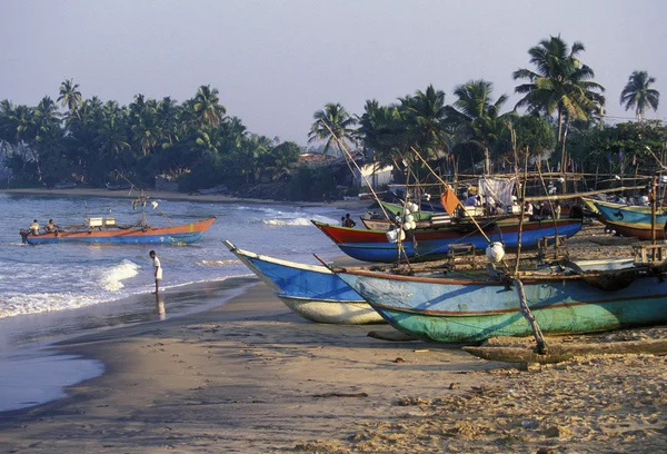 Dhoni Barche da pesca sulla costa di Nagombo — Foto Stock