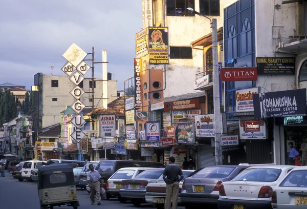 Une rue commerçante dans la ville de Kandy — Photo