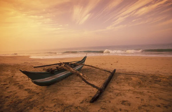 Barco de pesca Dhoni na costa de Nagombo — Fotografia de Stock