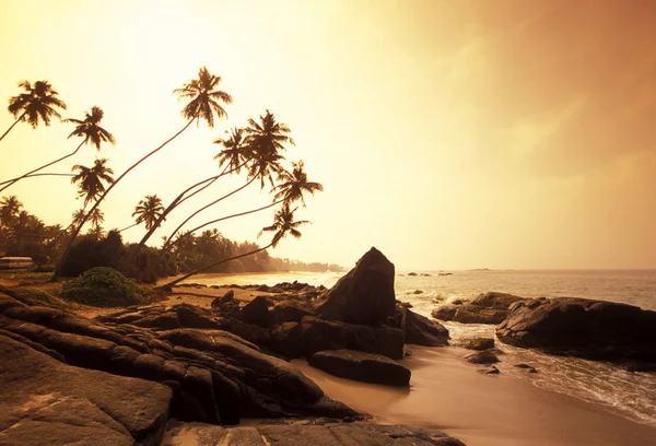 Une plage sur la côte de Hikaduwa — Photo