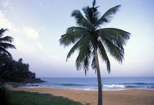 Una playa en la costa de Hikaduwa — Foto de Stock