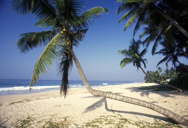 Una playa en la costa de Hikaduwa — Foto de Stock