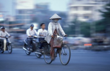 İnsanlar şehirde bisiklet üzerinde