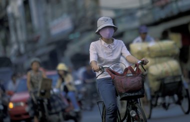 İnsanlar şehirde bisiklet üzerinde