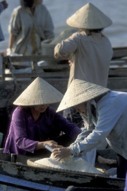 İnsanlar Mekong Nehri üzerinde yüzen Market