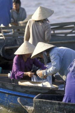 İnsanlar Mekong Nehri üzerinde yüzen Market