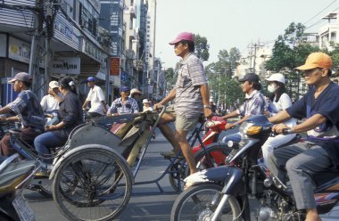 İnsanlar şehirde bisiklet üzerinde