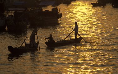 İnsanlar Mekong Nehri üzerinde yüzen Market