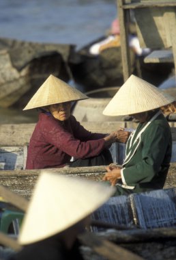 İnsanlar Mekong Nehri üzerinde yüzen Market