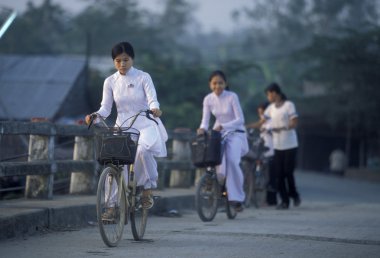 İnsanlar şehirde bisiklet