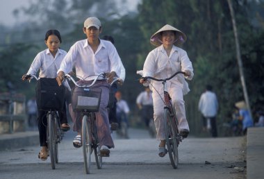 İnsanlar şehirde bisiklet