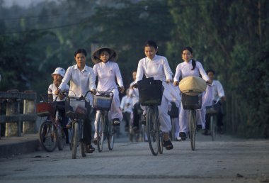 İnsanlar şehirde bisiklet