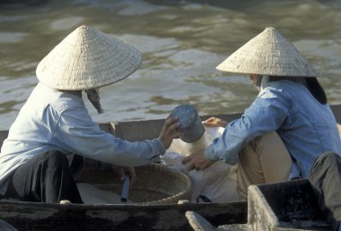 İnsanlar Mekong Nehri üzerinde yüzen Market