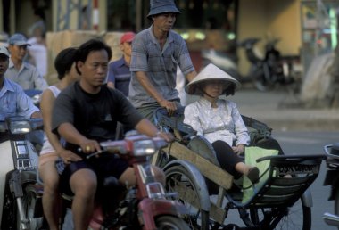 İnsanlar şehirde bisiklet üzerinde