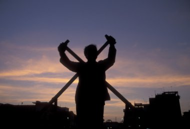 Mekong Nehri üzerinde küçük bir ahşap tekne