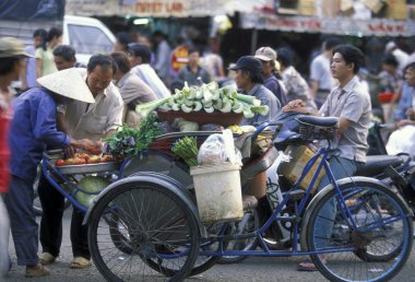 İnsanlar şehirde bisiklet üzerinde
