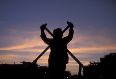 Mekong Nehri üzerinde küçük bir ahşap tekne