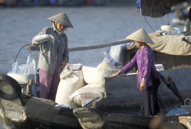 İnsanlar Mekong Nehri üzerinde yüzen Market