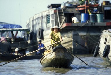 İnsanlar Mekong Nehri üzerinde yüzen Market