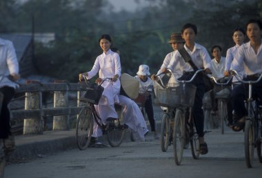 İnsanlar şehirde bisiklet