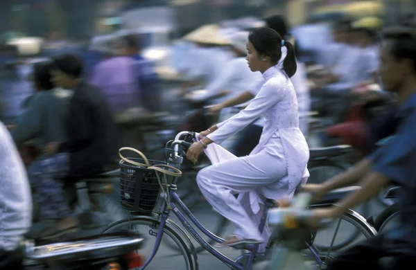 Gente montando bicicletas en Ho Chi Minh —  Fotos de Stock