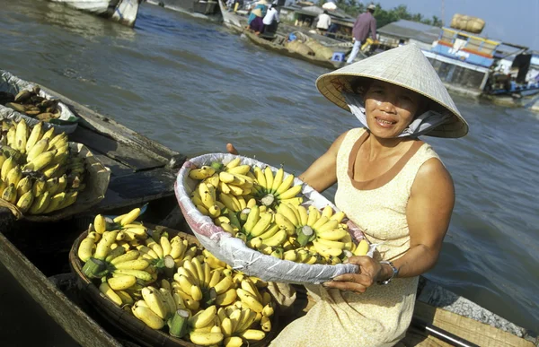 Lidé na trhu plovoucí na řece Mekong — Stock fotografie