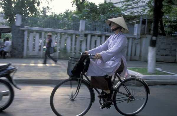 Persone in bicicletta in città — Foto Stock