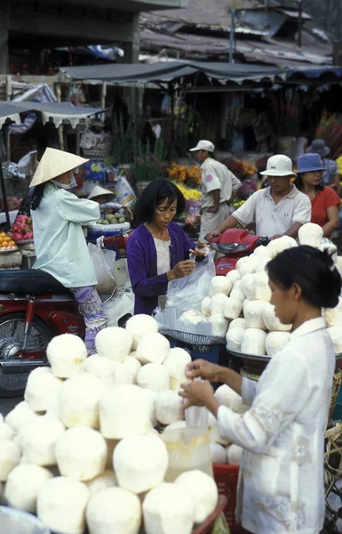 Gente en el mercado de la ciudad — Foto de Stock