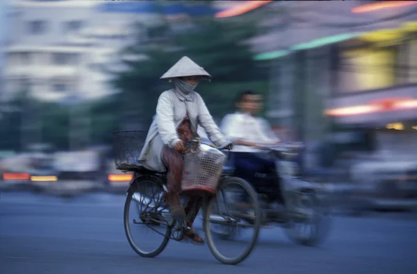 도시에서 자전거에 사람들 — 스톡 사진
