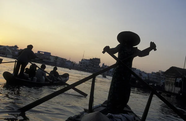 Een kleine houten boot op de Mekong rivier — Stockfoto