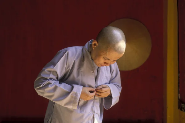 Monje mujer en un templo chino — Foto de Stock