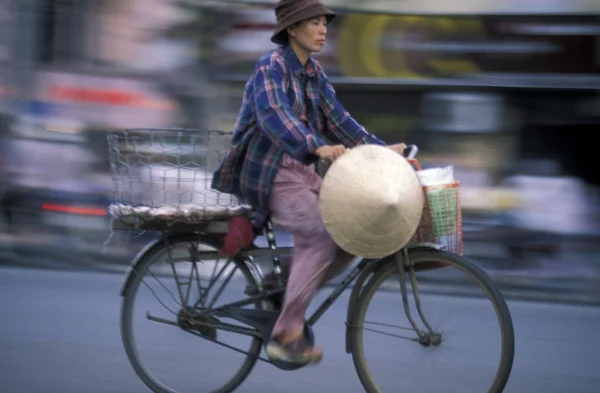 Personas en bicicleta en la ciudad — Foto de Stock