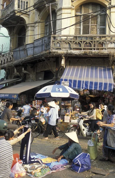 Gente en el mercado de la ciudad — Foto de Stock