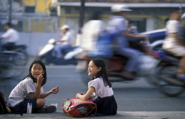 Escolares en un camino — Foto de Stock