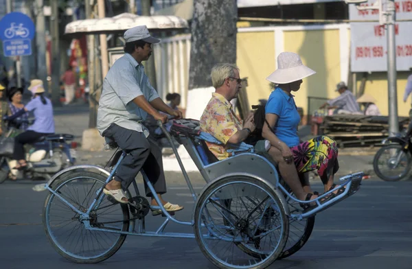 도시에서 자전거에 사람들 — 스톡 사진
