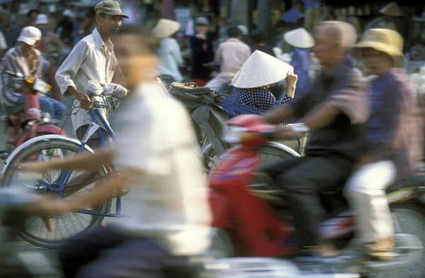 Persone in bicicletta in città — Foto Stock