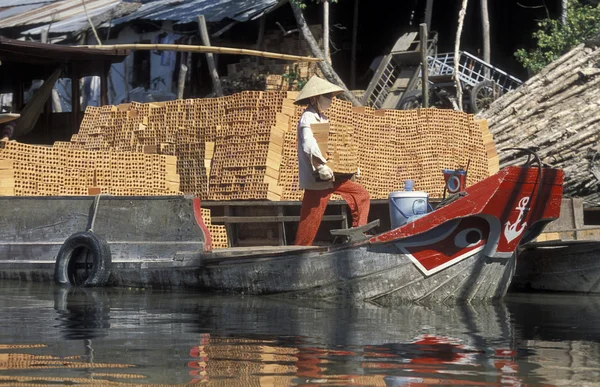 Un barco de transporte en el río Mekong — Foto de Stock