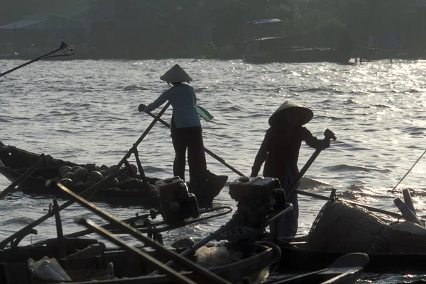 Människor på den flytande marknaden på Mekongfloden — Stockfoto