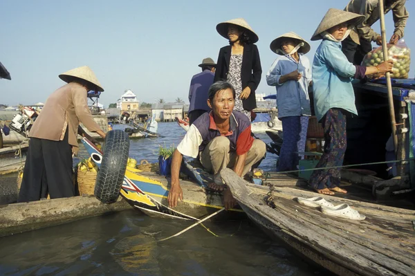 People at the Floating Market on the Mekong River — Stock Photo, Image