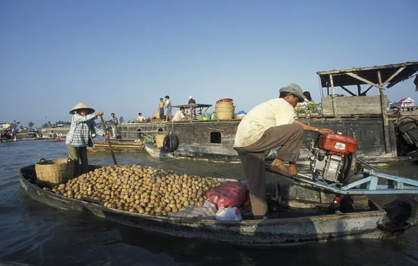 Lidé na trhu plovoucí na řece Mekong — Stock fotografie