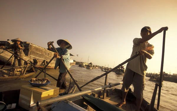 İnsanlar Mekong Nehri üzerinde yüzen Market — Stok fotoğraf
