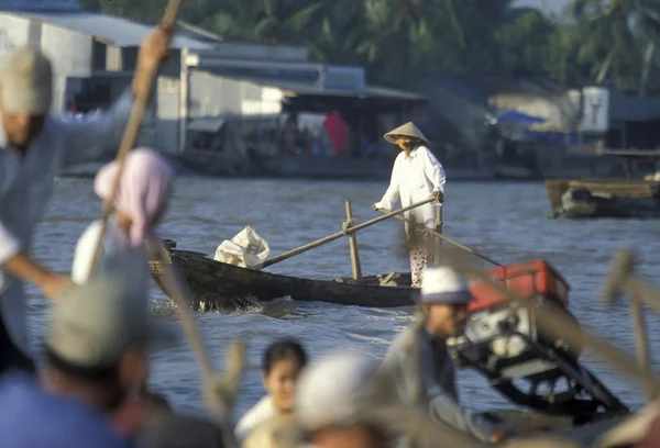 Personas en el mercado flotante en el río Mekong — Foto de Stock