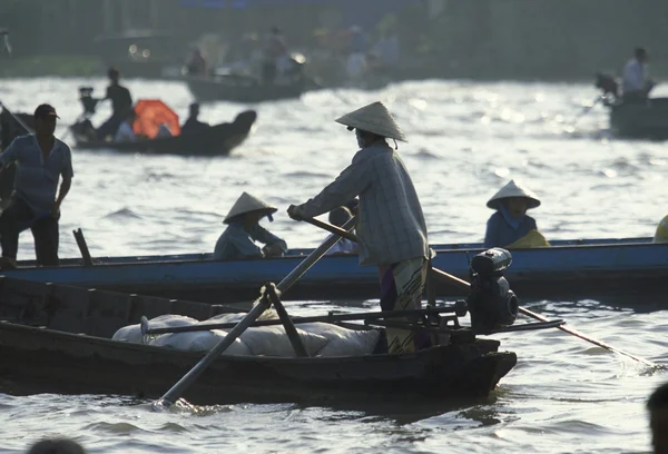 Människor på den flytande marknaden på Mekongfloden — Stockfoto
