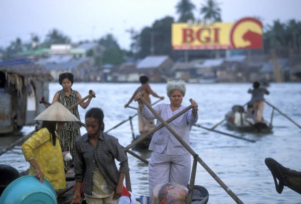 İnsanlar Mekong Nehri üzerinde yüzen Market — Stok fotoğraf