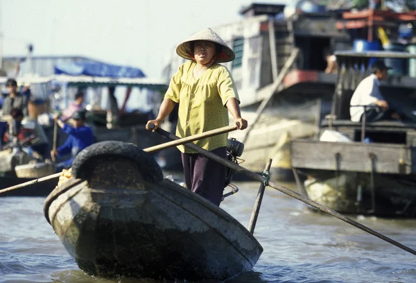 Personas en el mercado flotante en el río Mekong — Foto de Stock