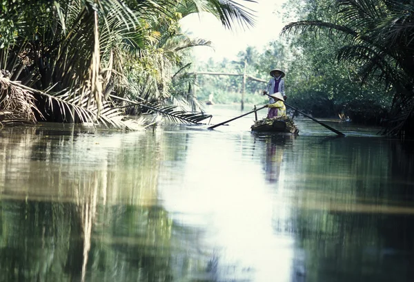 En liten trebåt ved Mekongelva – stockfoto