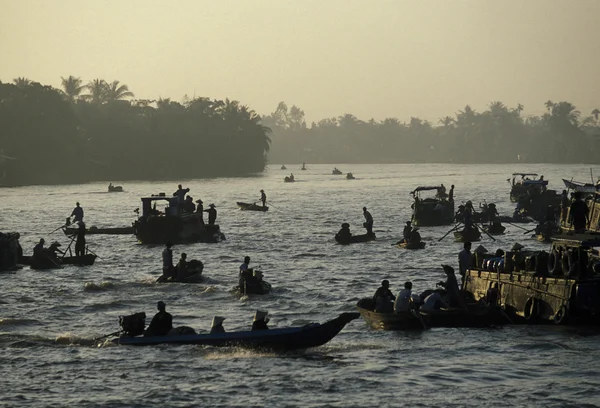 Osób na rynku pływających po rzece Mekong — Zdjęcie stockowe