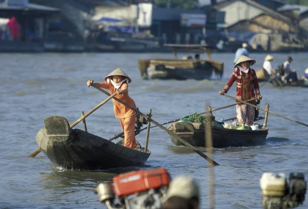 Personas en el mercado flotante en el río Mekong — Foto de Stock